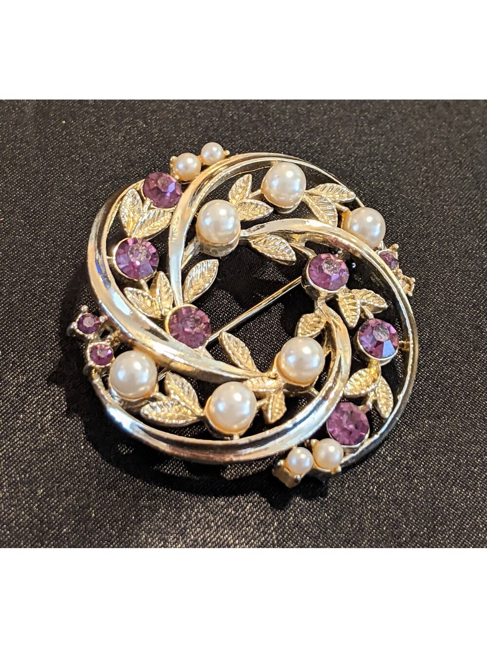 VTG LISNER Wreath Brooch Pin Faux Pearl & Purple Rhinestones Gold Tone Leaves